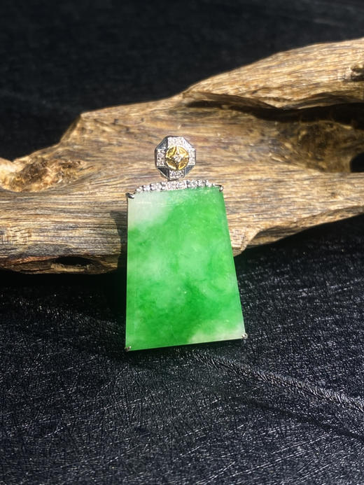 【FC0019】18K金镶嵌翡翠阳绿无事牌吊坠 色泽阳绿 款式简约大方 商品图3