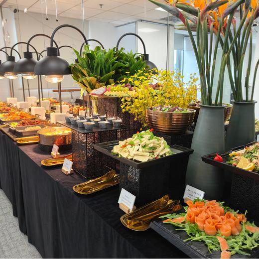 【甜久荟】中西自助餐 5冷菜6热菜2主食1点心 水果品牌软饮 中西口味可调整  适合30人起的活动 含配送上门摆台道具和现场服务 提前一周预定 急单请询客服 价格限上海含郊区 商品图9