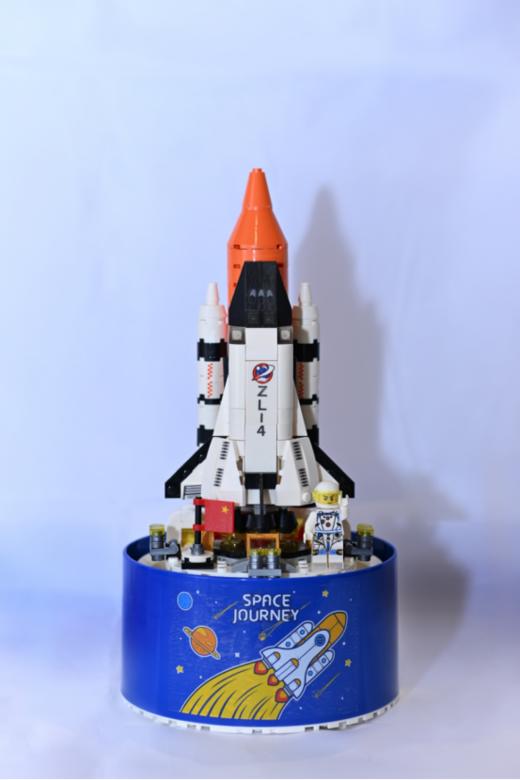 🔥暑期拼这个❗航空迷出动❗亏清39.9💰【太空飞船音乐盒儿童积木玩具】 ✅260+颗粒，做工精细堪比乐高 ✅高品质3C认证 ✅积木+✨音乐盒+灯带 ✅自带防尘罩，❤️可旋转展示！ 商品图3