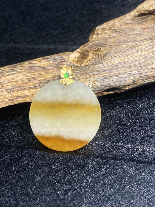 【FC0017】18K金镶嵌翡翠冰黄圆牌吊坠 两抹金黄色飘花犹如夕阳美景 定格了无限美好 商品图3