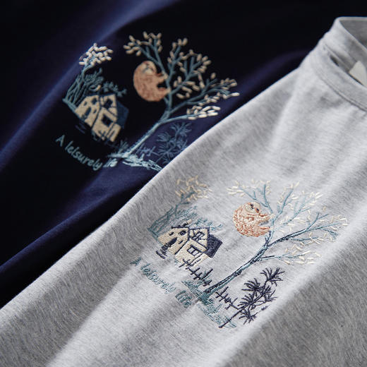 【专属特价】熙世界夏新款时尚休闲刺绣T恤女长袖宽松开叉圆领棉质上衣 商品图4