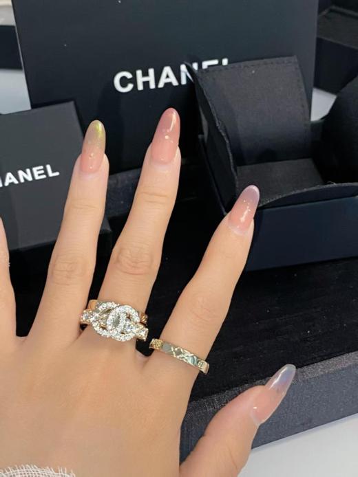 CHANEL香奈儿25P春夏镶嵌设计浅金色水钻双C菱格戒指 男女同款情侣款（XTY） 商品图3