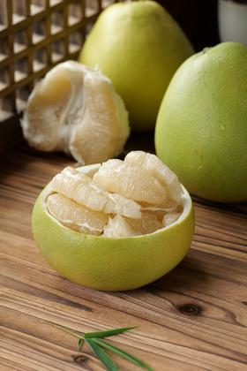 【云南西双版纳傣柚】品种稀有，产量稀少，有机种植标准，自然早熟，肉质紧实，果粒饱满，维C为梨10倍，柠檬5倍，高于普通柚子1倍多