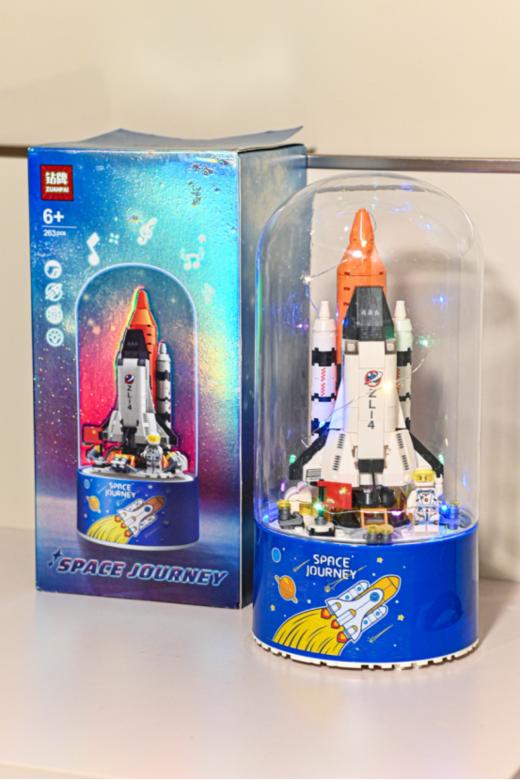 🔥暑期拼这个❗航空迷出动❗亏清39.9💰【太空飞船音乐盒儿童积木玩具】 ✅260+颗粒，做工精细堪比乐高 ✅高品质3C认证 ✅积木+✨音乐盒+灯带 ✅自带防尘罩，❤️可旋转展示！ 商品图0