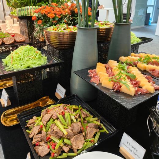 【甜久荟】中西自助餐 5冷菜6热菜2主食1点心 水果品牌软饮 中西口味可调整  适合30人起的活动 含配送上门摆台道具和现场服务 提前一周预定 急单请询客服 价格限上海含郊区 商品图5