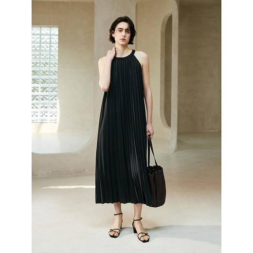 初棉灵动风琴褶连衣裙363616025 | 混纺面料、柔软舒适且富有弹性、独特风琴褶裙摆设计、增添层次感与灵动气质、宽松版型修饰身形、慵懒优雅风格 商品图1