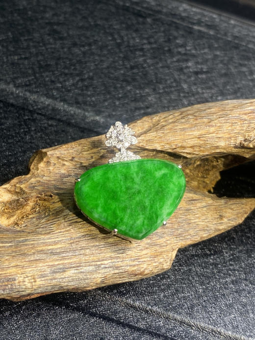 【FC0009】18K金镶嵌翡翠阳绿心形吊坠 色阳完美  款式简约大方 商品图1