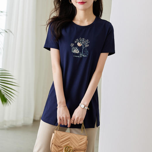 【专属特价】熙世界夏新款时尚休闲刺绣T恤女长袖宽松开叉圆领棉质上衣 商品图0