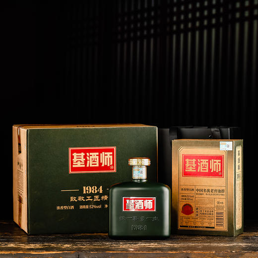 热卖中！！【白酒大师彭佑信签名监制&手工勾调 40年以上活窖池酿造】基酒师1984 52°浓香型白酒 600ml/瓶 商品图6