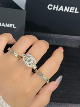 CHANEL香奈儿25P春夏镶嵌设计浅金色水钻双C菱格戒指 男女同款情侣款（XTY）