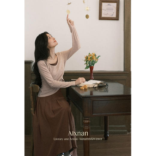 鹿向南「秋日邂逅」不规则卡其色圆领T恤女秋季收腰显瘦长袖上衣 商品图2