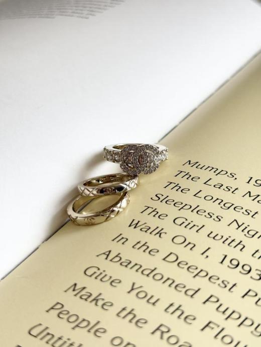 CHANEL香奈儿25P春夏镶嵌设计浅金色水钻双C菱格戒指 男女同款情侣款（XTY） 商品图5