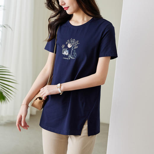 【专属特价】熙世界夏新款时尚休闲刺绣T恤女长袖宽松开叉圆领棉质上衣 商品图2