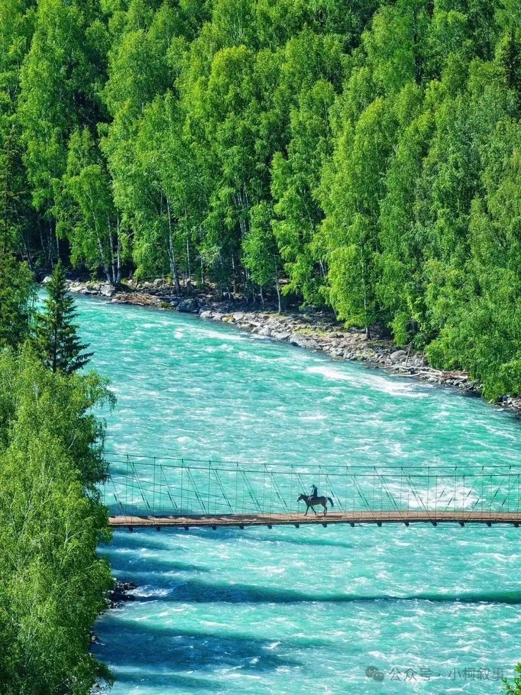 喀纳斯湖清晨薄雾缭绕, 湖水呈现翡翠绿色, 远山层叠, 原始森林环绕, 宁静神秘的仙境氛围