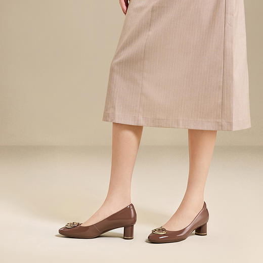 2楼千百度 25年秋季新品 浅口单鞋 A25481818 商品图1