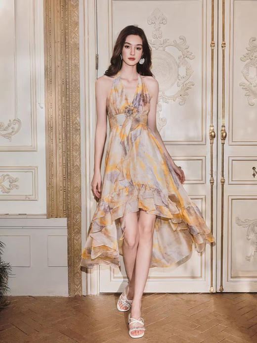 黄色晕染印花挂脖收腰装饰连衣裙 商品图0