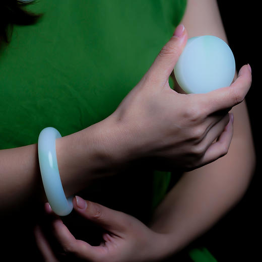 （中国玉都揭阳溯源）翠青·冰底葡萄肉和田玉首饰系列，高货翠青冰点价，冰肌玉骨藏葡萄，腕间凝作一泓清水 商品图6