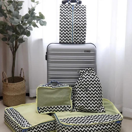 优选丨【两件起拍，福利加购品不在起拍件数内】Hugz品牌满199加购0.1送帆布袋！疯抢📢 Hugz 小众设计师系列联名包包大合集，每一款都是艺术品级别！现仅9.9💰起抢艺术品包包，背出百万气场！ 商品图9