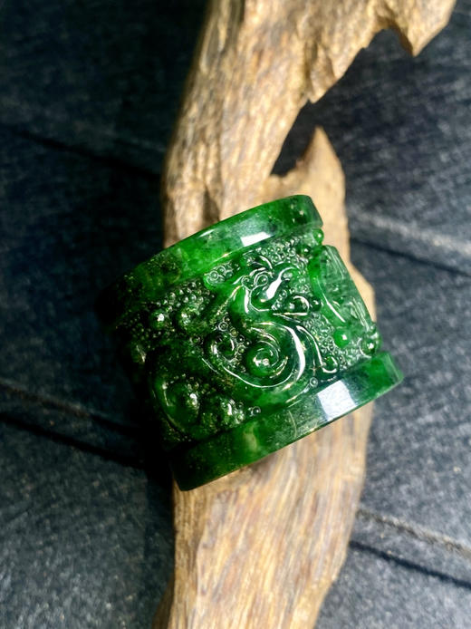 【FC0028】翡翠阳绿龙凤大板指 色泽阳绿 雕工精美 上手美观大气 商品图2