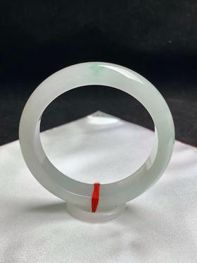 620600，56.2圈口，冰飘花正圈平安镯，淡晴底色飘淡绿花，底色上手偏白，冰润细腻