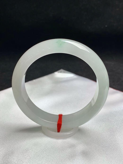 620600，56.2圈口，冰飘花正圈平安镯，淡晴底色飘淡绿花，底色上手偏白，冰润细腻 商品图0