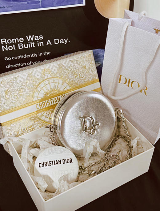 预售5天左右~迪奥限定礼盒系列！护手霜/唇膏/唇蜜/口红/车挂扩香石+银色圆饼斜挎包 搭配品牌礼盒礼袋送人自用都划算 商品图0