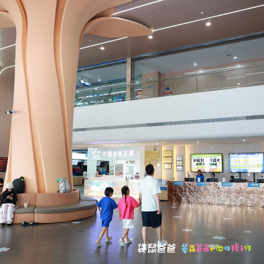 【袋鼠爸爸去哪儿丨际华冰雪酒店(西安咸阳国际机场店)】位于际华冰雪·西安冰雪中心里，融合冰雪景观特色酒店，百余间客房，设施一应俱全，有全自动自助洗衣房，不出酒店便可一站体验多元滑雪乐趣 商品图2