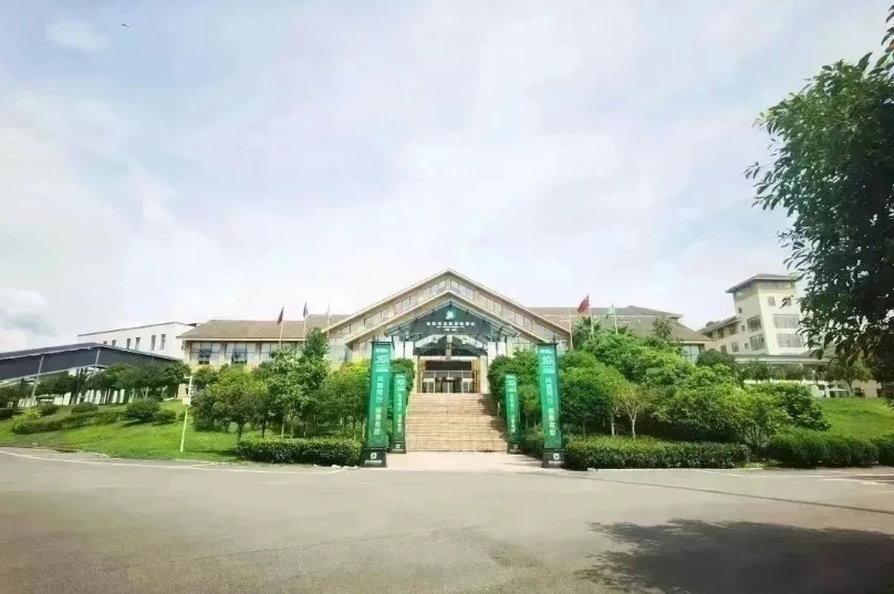 【维斯特温泉度假酒店】暑假遛娃，解锁夏日奇遇！299元抢豪华大床/双床房1间1晚+自助早餐+水上乐园+温泉+植物园+恒温游泳馆等