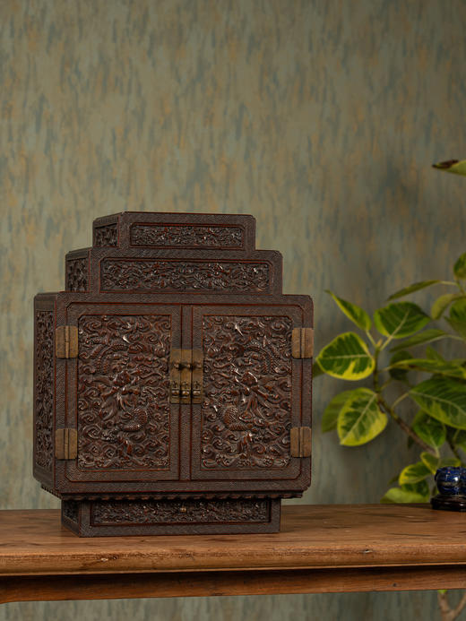 清中期	紫檀满雕云龙纹百宝箱 商品图0