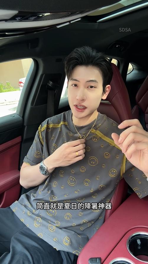 T4224SDSA夏季新款男士痞帅撞色割破笑脸设计短袖t恤时尚圆领宽松上衣 商品图0