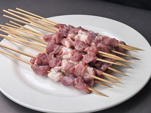 回民街20元一串的红柳羊肉串  只撒盐就好吃 现串现发 手工原切  天然散养 口感鲜嫩 只用新鲜的新疆羊肉  大串户外野餐烧烤食材 商品图1