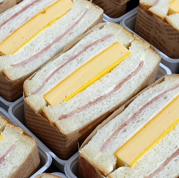 现烤面包—厚蛋烧三明治