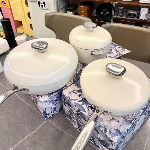 温仑山Velosan 鹅卵石系列不粘锅-炒锅/煎锅/奶锅/汤锅 导热快，轻油少烟，通体封闭储热，微压锅盖，充分锁住食物水分和营养物质；融合东方之色，集西方之形，尽显轻奢 商品图1