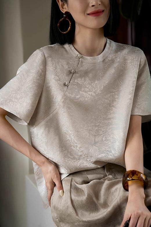 「 提花入墨，斜襟生韵 」新中式提花斜襟盘扣短袖上衣 商品图1