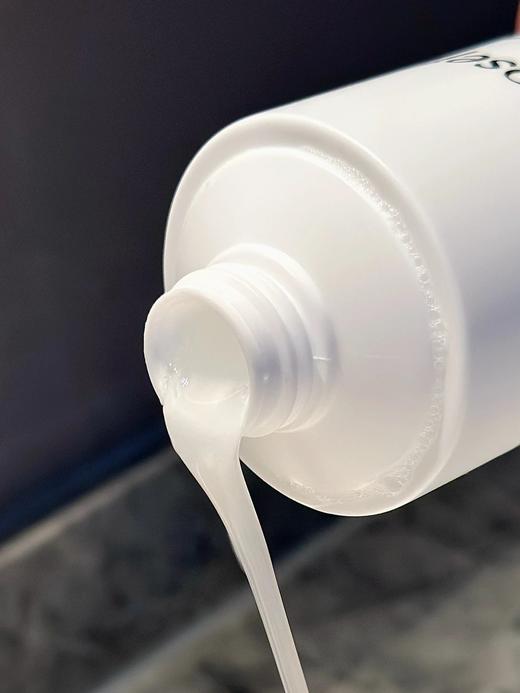 到手2瓶400ml！加拿大原装进口【ROSEFEN白番茄滋润紧致沐浴油400ml*2瓶】乳白色水感质地，流动性非常好也不油腻~身体防晒&身体素颜霜用它都能轻松卸掉！洗完不涂身体乳也不会觉得干燥！ 商品图2