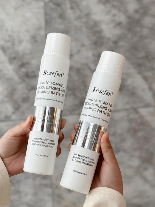 到手2瓶400ml！加拿大原装进口【ROSEFEN白番茄滋润紧致沐浴油400ml*2瓶】乳白色水感质地，流动性非常好也不油腻~身体防晒&身体素颜霜用它都能轻松卸掉！洗完不涂身体乳也不会觉得干燥！ 商品图3