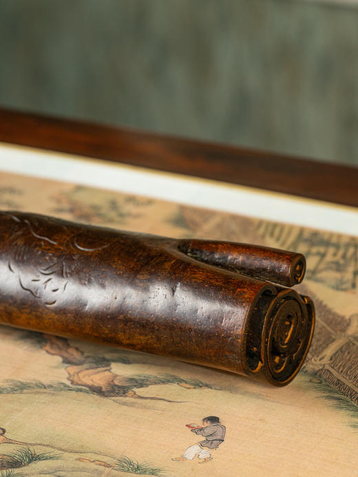 清	桂皮阴刻罗汉诗文书卷式镇纸 商品图4