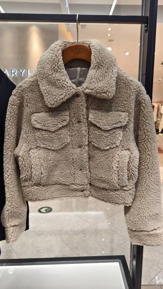 2楼UGG短款毛外套吊牌价1699 商品图0