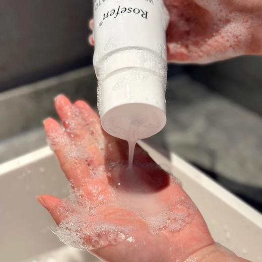 到手2瓶400ml！加拿大原装进口【ROSEFEN白番茄滋润紧致沐浴油400ml*2瓶】乳白色水感质地，流动性非常好也不油腻~身体防晒&身体素颜霜用它都能轻松卸掉！洗完不涂身体乳也不会觉得干燥！ 商品图1