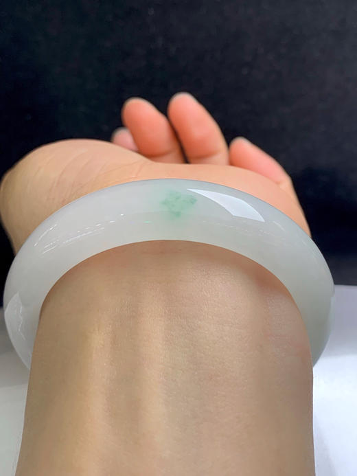 620600，56.2圈口，冰飘花正圈平安镯，淡晴底色飘淡绿花，底色上手偏白，冰润细腻 商品图4
