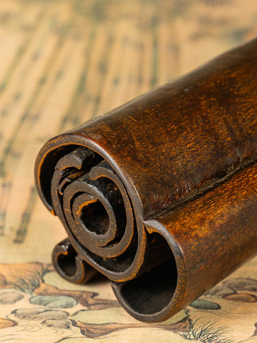 清	桂皮阴刻罗汉诗文书卷式镇纸 商品图3