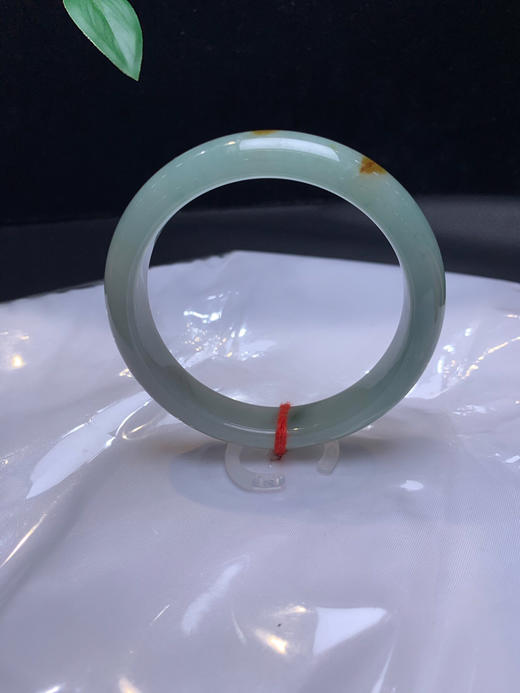 620601，56.3飘黄翡手镯，晴底色 几处飘黄翡，干净清新 商品图2