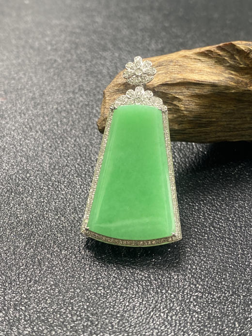 【FC0056】18K金镶嵌翡翠果绿无事牌吊坠 色满均匀 款式简约大方 商品图0