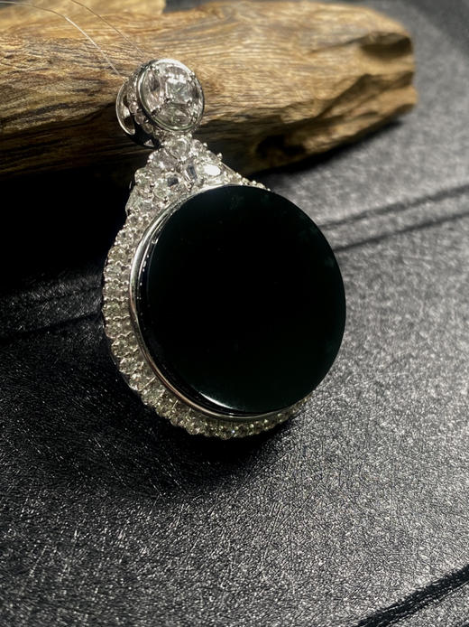 【FC0046】18K金镶嵌翡翠墨翠圆牌吊坠 漆黑亮光 打灯阳绿 简约大方 完美大气 商品图0