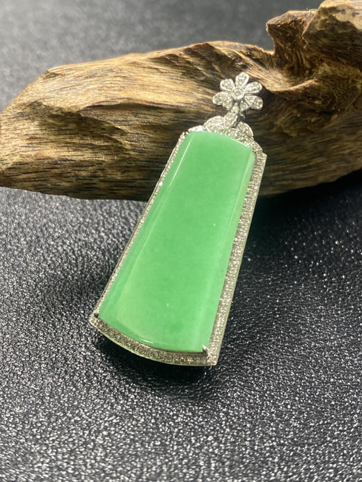 【FC0055】18K金镶嵌翡翠果绿无事牌吊坠 色满均匀 款式简约大方 商品图3