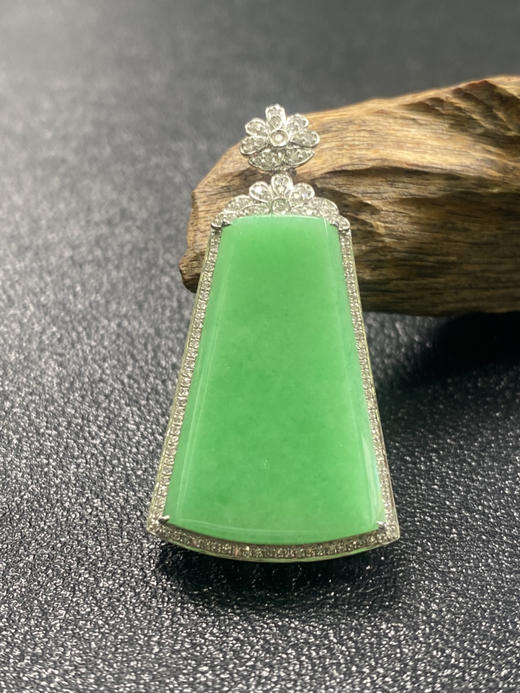 【FC0056】18K金镶嵌翡翠果绿无事牌吊坠 色满均匀 款式简约大方 商品图1