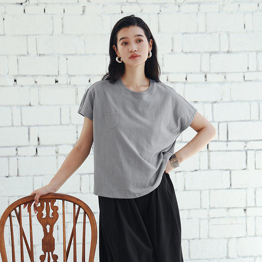 绽放旅行女装295朵/【黑白灰系列】纯棉宽松U型贴袋连身袖短袖T恤 商品图3