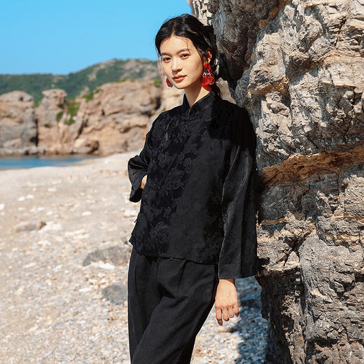 绽放461朵/【黑白灰系列·宫二】黑底提花新中式斜襟九分袖小衫女 商品图0