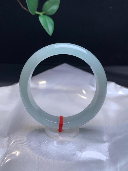 620604，53.5浅绿正圈手镯，整圈带浅绿底，干净清爽 商品图1