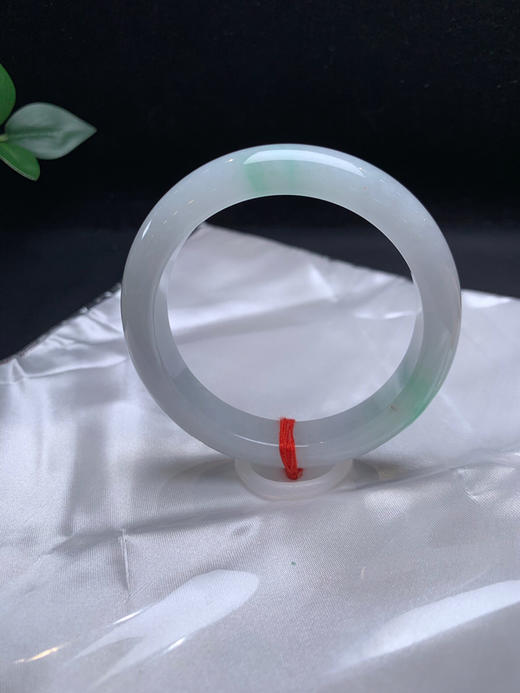 620606，55.7飘绿手镯，底子细腻，二处飘绿，润润的 商品图2